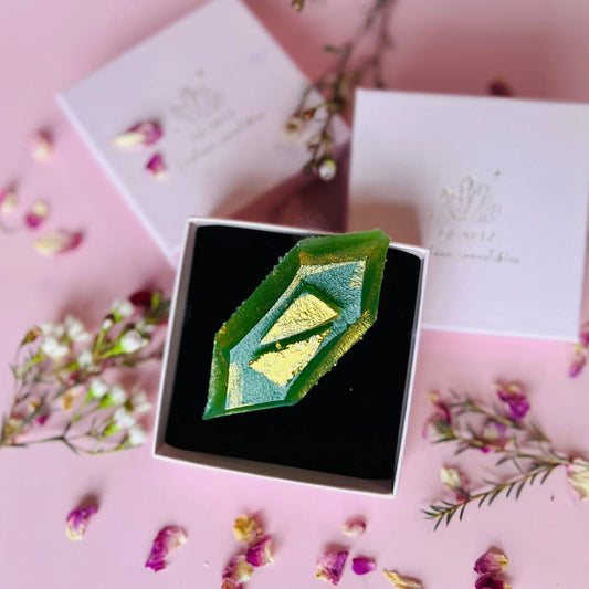 Essbarer Kristall mit grünem Tee und Minze